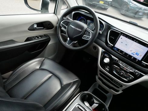 Used 2023 Chrysler Pacifica Touring-L FWD image 9