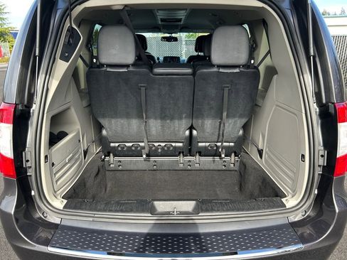 Used 2016 Chrysler Town & Country Touring FWD image 22
