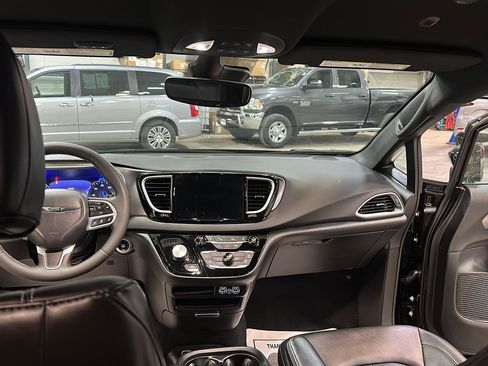 Used 2025 Chrysler Pacifica Select image 26