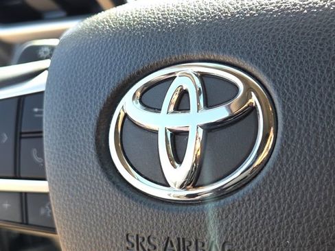 Used 2023 Toyota Highlander XLE image 27