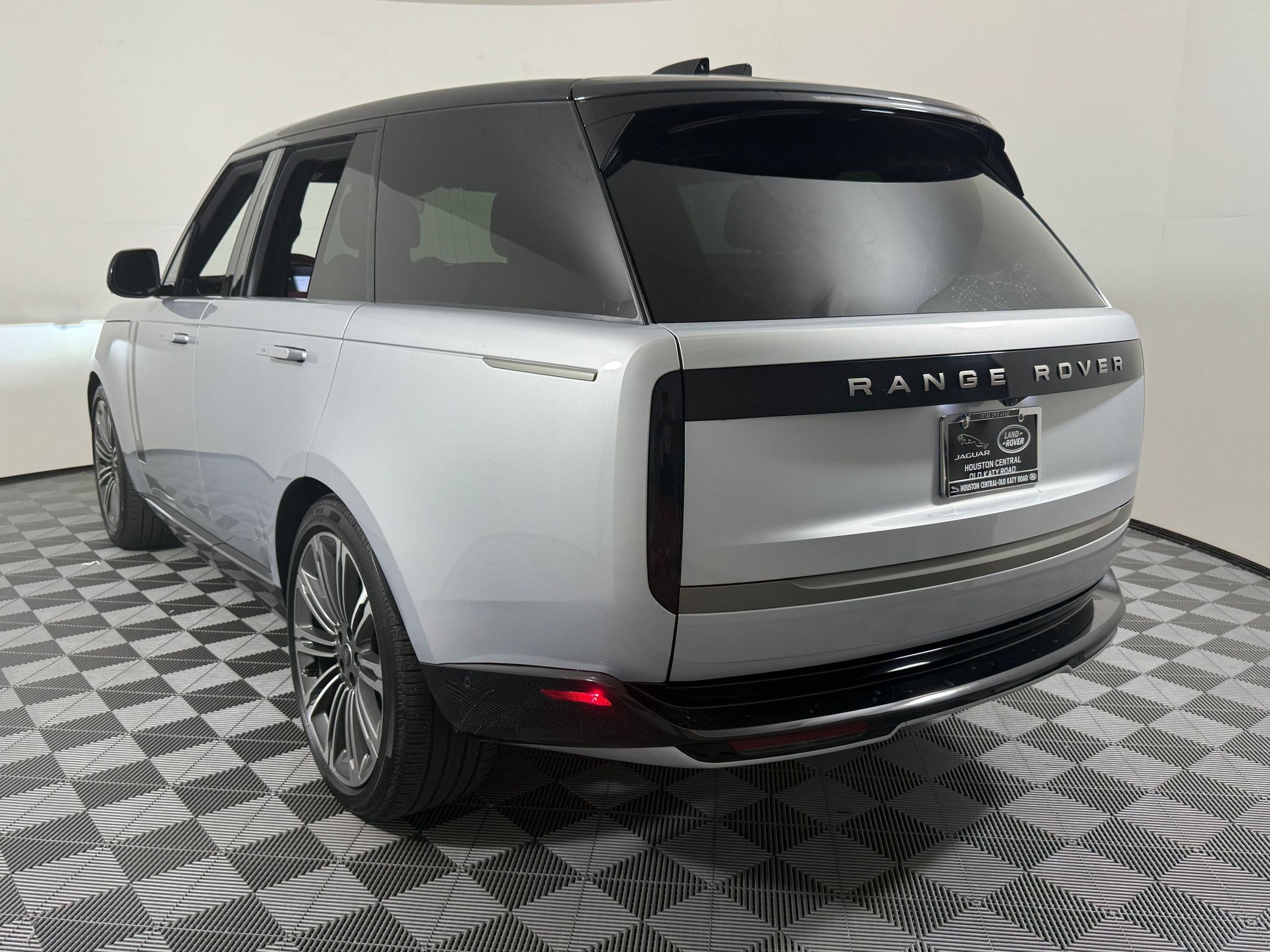 Certified 2025 Land Rover Range Rover SE AWD/4WD image 3