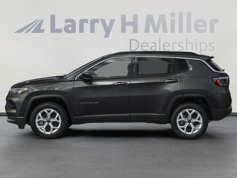 Used 2025 Jeep Compass Latitude AWD/4WD image 3