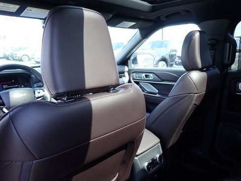 Used 2025 Ford Explorer Platinum AWD/4WD image 18