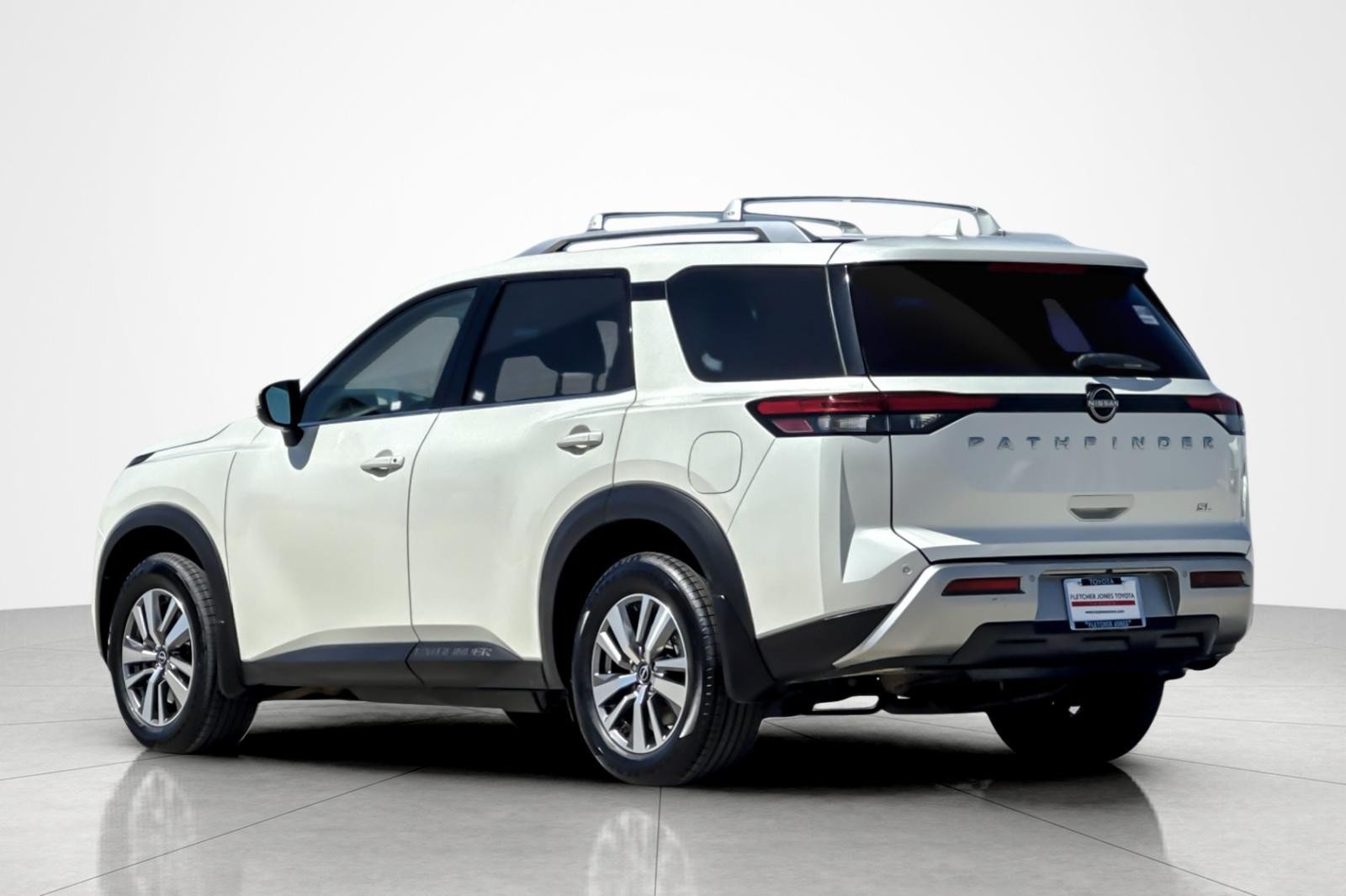 Used 2022 Nissan Pathfinder SL FWD image 3
