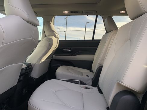 Used 2025 Toyota Grand Highlander AWD image 32