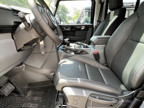 Used 2025 INEOS Grenadier Fieldmaster Edition image 12