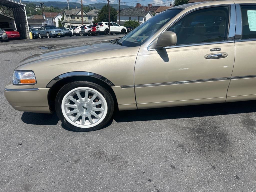Used 2006 Lincoln Town Car Signature RWD image 15