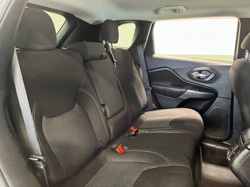 Used 2019 Jeep Cherokee Latitude w/ Popular Appearance Group FWD image 13