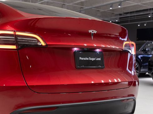 Used 2024 Tesla Model Y 2WD image 27