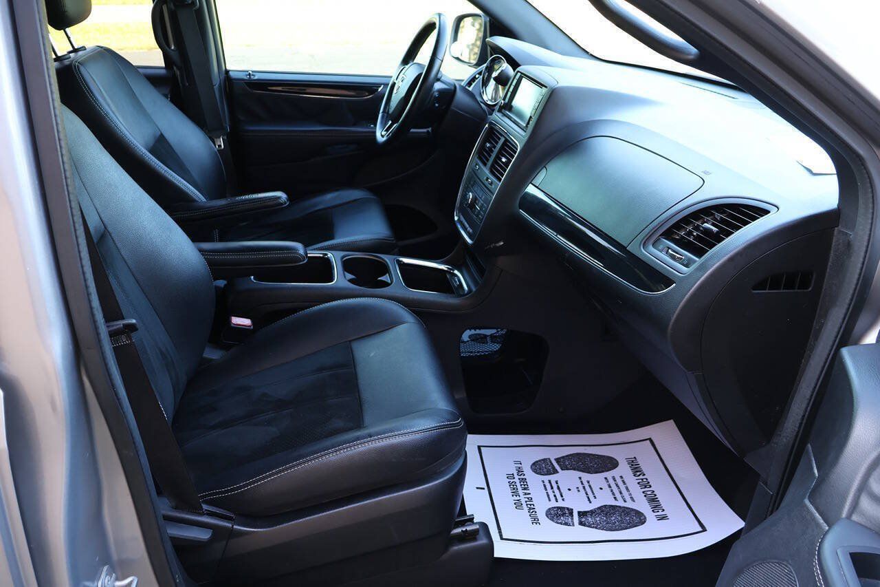 Used 2016 Dodge Grand Caravan SXT FWD image 21