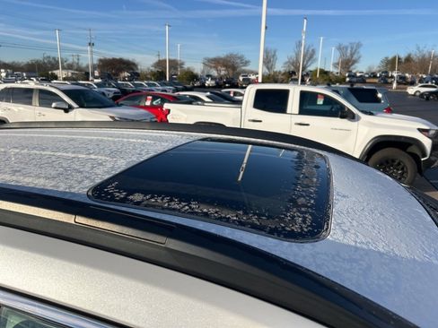 Used 2023 Toyota Corolla Cross XSE image 3