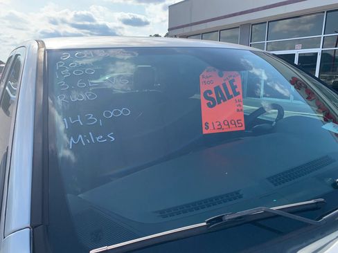 Used 2018 RAM 1500 Express RWD image 3
