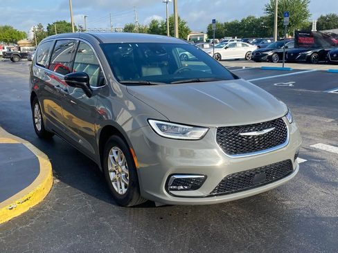 Used 2025 Chrysler Pacifica Select FWD image 3