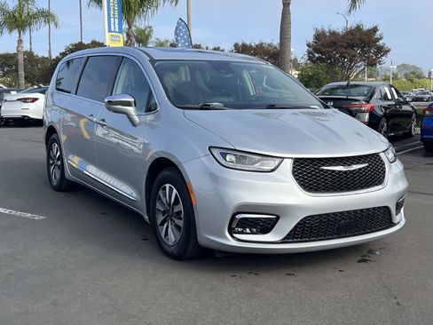 Used 2022 Chrysler Pacifica Limited w/ Uconnect Theater Family Group image 31