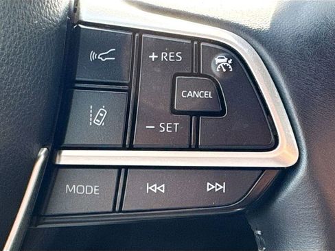 Used 2023 Toyota Highlander LE FWD image 11