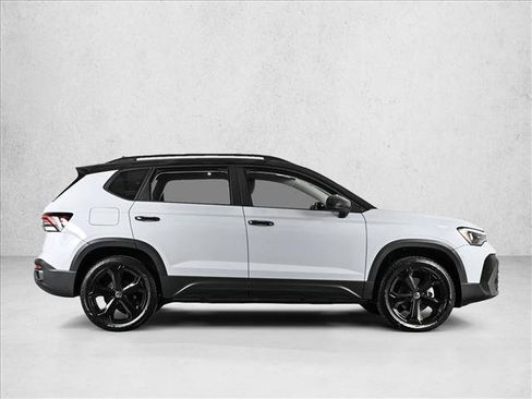 Used 2025 Volkswagen Taos SE AWD/4WD image 4