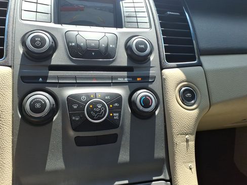 Used 2018 Ford Taurus SE image 9