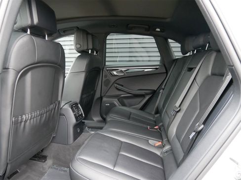 Used 2025 Porsche Macan image 10