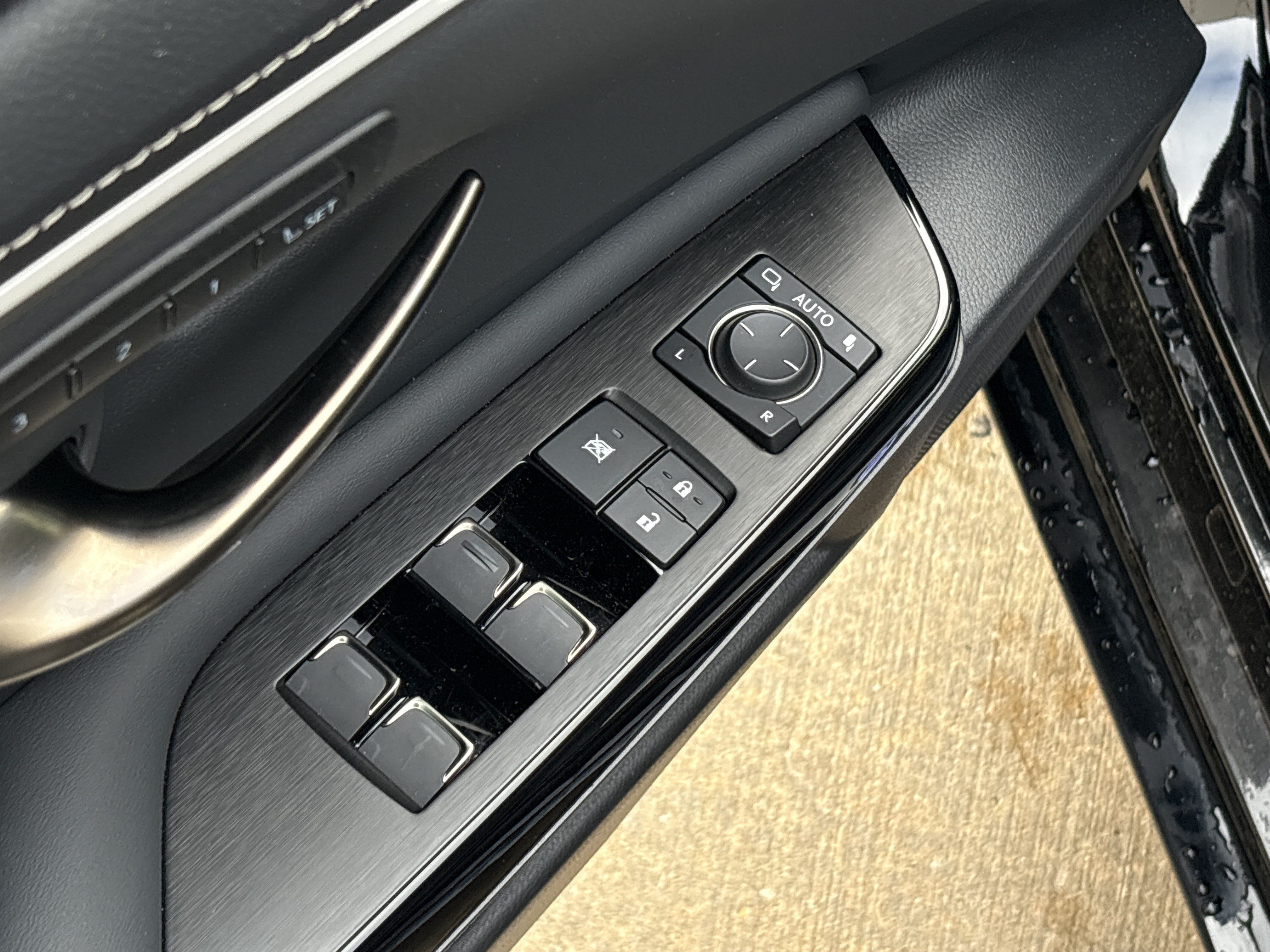 Used 2025 Lexus ES 300h w/ Luxury Package FWD image 15