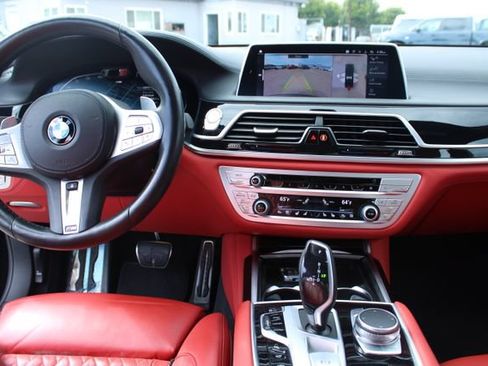 Used 2022 BMW 750i xDrive w/ M Sport Package AWD/4WD image 16