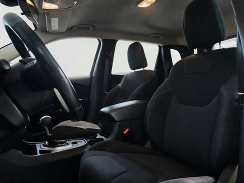 Used 2016 Jeep Cherokee Latitude w/ Cold Weather Group FWD image 12