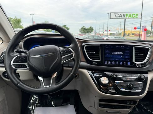 Used 2017 Chrysler Pacifica Touring-L Plus FWD image 29