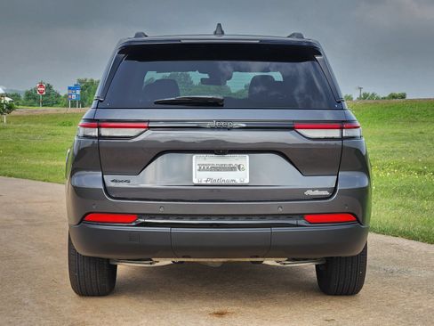 Used 2025 Jeep Grand Cherokee Altitude AWD/4WD image 8