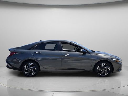 Certified 2025 Hyundai Elantra SEL w/ Cargo Package FWD image 4