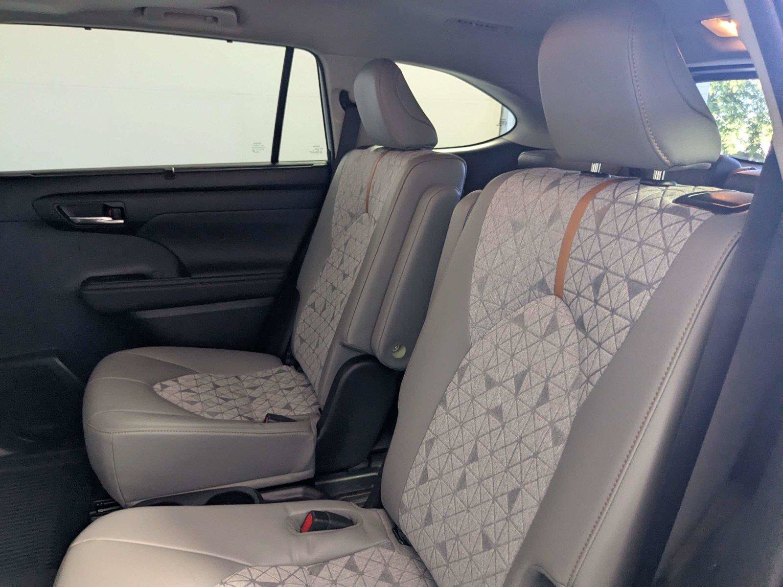 Used 2023 Toyota Highlander Bronze Edition FWD image 36