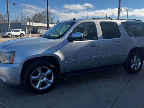 Used 2014 Chevrolet Suburban LTZ image 8