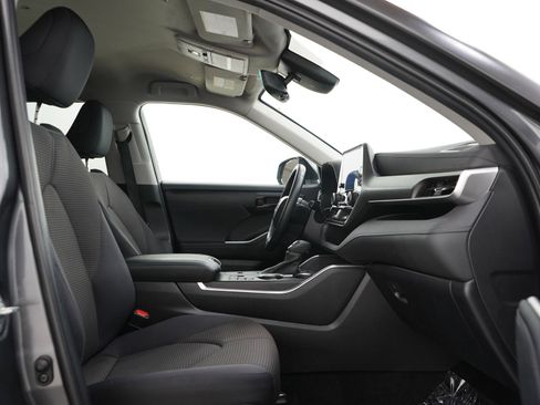Used 2023 Toyota Highlander LE FWD image 11