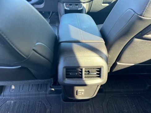 Used 2024 GMC Terrain SLT w/ Infotainment Package II FWD image 12