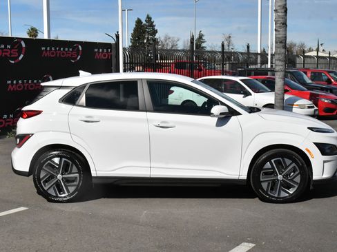 Used 2023 Hyundai Kona SE image 9