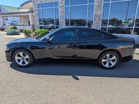 Used 2017 Dodge Charger SXT RWD image 2