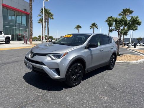 Used 2018 Toyota RAV4 LE FWD image 2