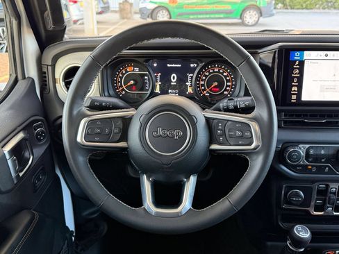 Used 2025 Jeep Wrangler Unlimited Sahara AWD/4WD image 28