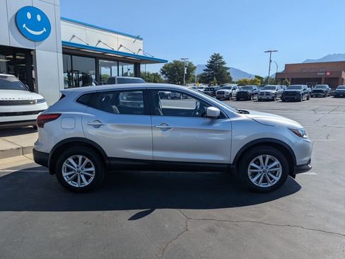 Used 2019 Nissan Rogue Sport S w/ Appearance Package AWD/4WD image 2