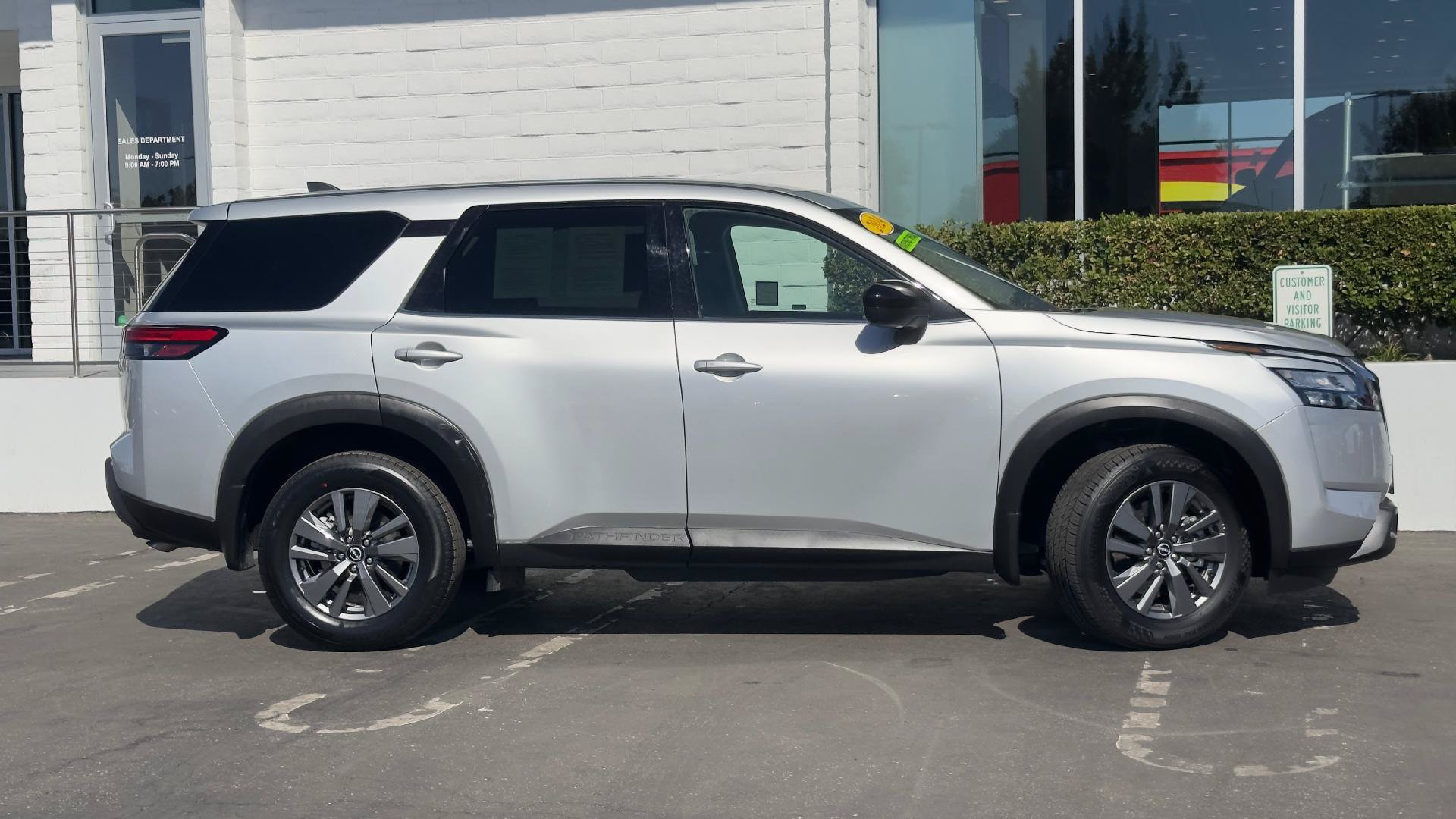 Used 2024 Nissan Pathfinder S FWD image 3