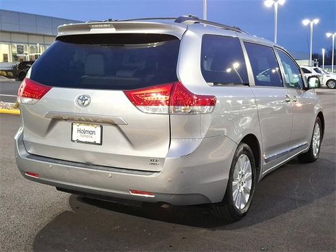 Used 2014 Toyota Sienna XLE image 7
