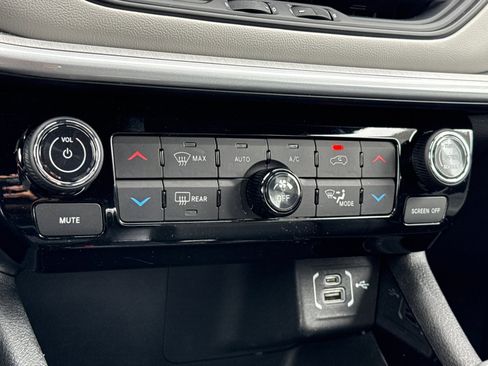 Used 2025 Jeep Compass Limited AWD/4WD image 19