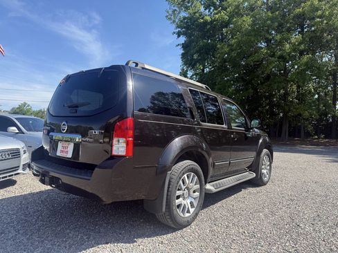 Used 2011 Nissan Pathfinder LE w/ Navigation Pkg image 8