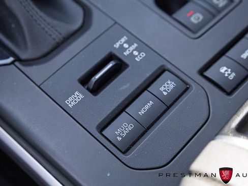 Used 2022 Toyota Highlander LE AWD/4WD image 7