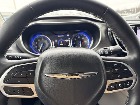 Used 2024 Chrysler Pacifica Touring-L image 13