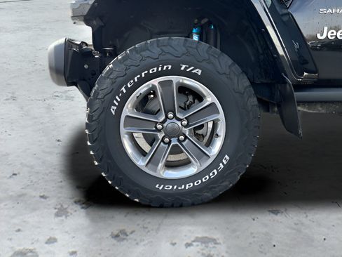 Used 2018 Jeep Wrangler Unlimited Sahara w/ Uconnect 4C Nav & Sound Group AWD/4WD image 28