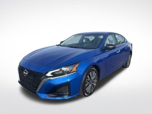 Used 2025 Nissan Altima 2.5 SV FWD image 1