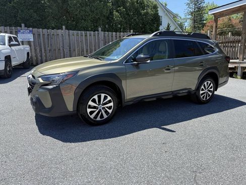 Used 2025 Subaru Outback Premium AWD/4WD image 1