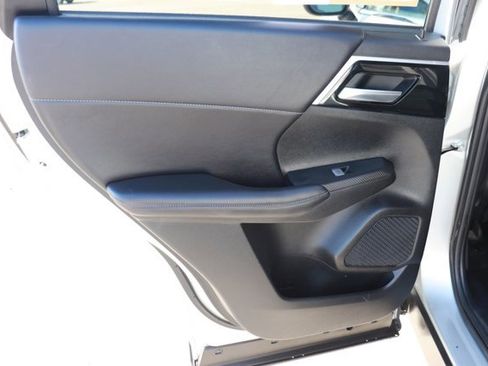 Used 2024 Mitsubishi Outlander SE image 13