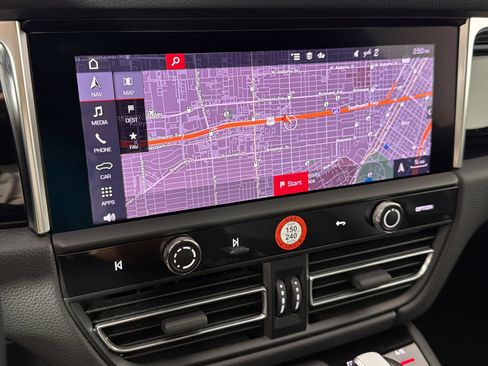 Certified 2023 Porsche Macan S AWD/4WD image 23
