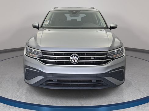 Used 2023 Volkswagen Tiguan SE FWD image 2