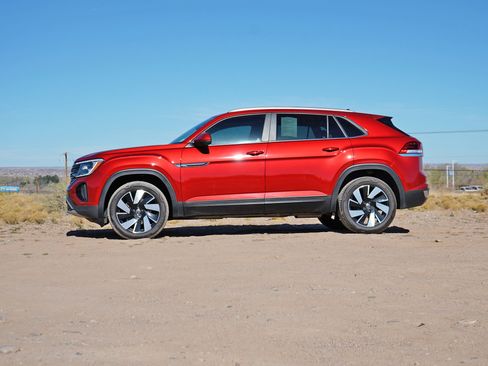Used 2025 Volkswagen Atlas Cross Sport SE w/ Panoramic Sunroof Package image 14